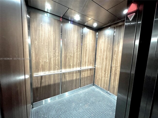 Building Photo - 2401 Riverside Dr