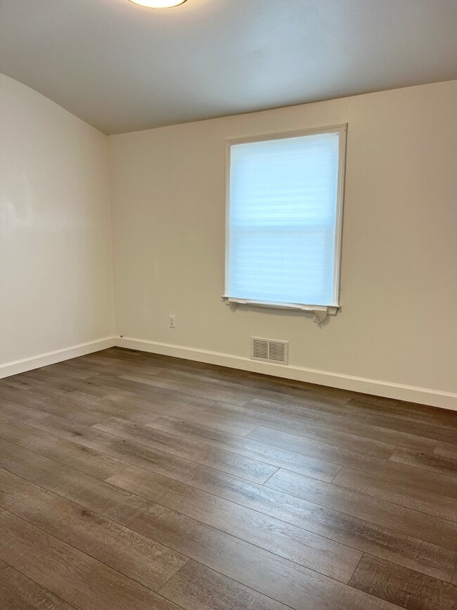 Building Photo - 156 Petrus Ave