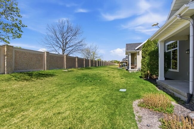 Building Photo - Beautiful Riverton Townhome in Gated Community!