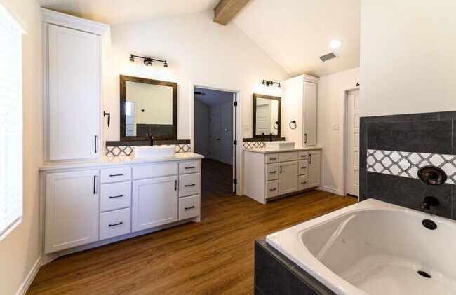 Building Photo - 4 bedroom 3 bathroom in Kelsey Park!!