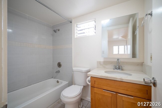 Building Photo - $2,200 /  2 Bed/ 1 Bath Spacious Duplex Centrally Located in Pearl City (Waiawa)