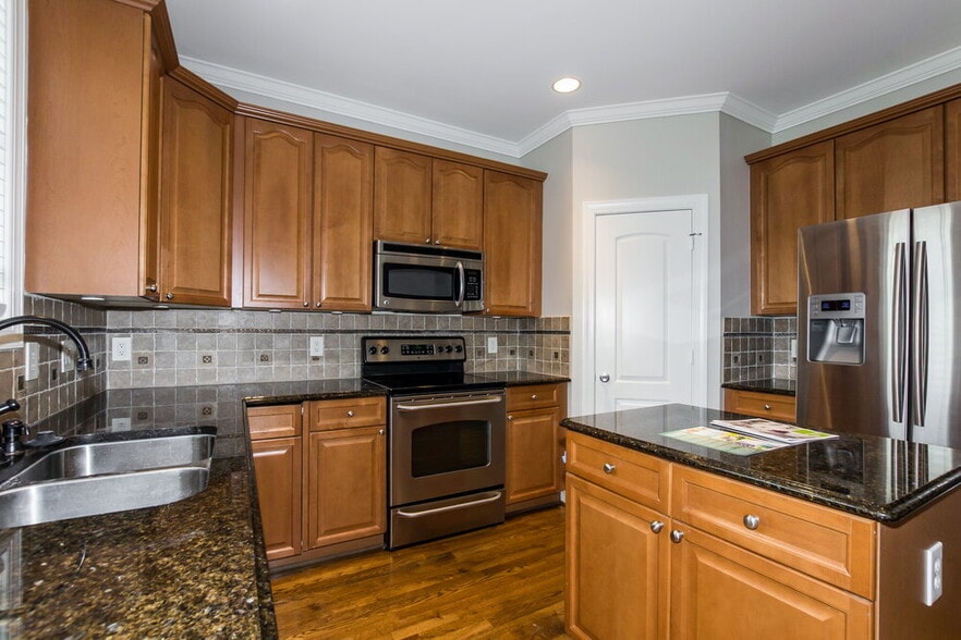 Building Photo - 8638 Castle Cliff Dr