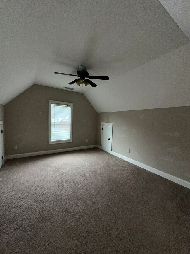 Building Photo - Brick Single Family Rental - 4 bedroom/4.5...
