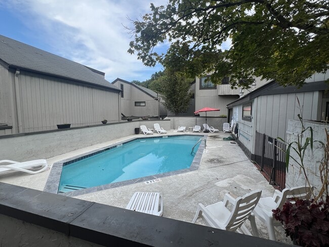 Building Photo - 3350 Altamont Rd