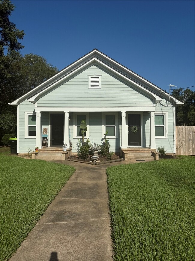 Building Photo - 417 Abell St S