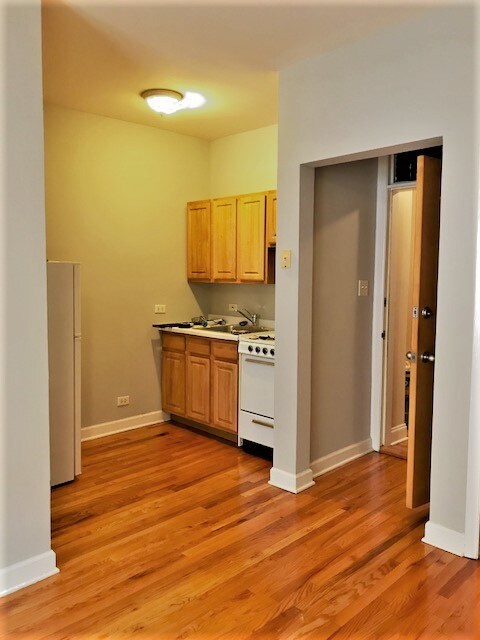 Building Photo - 4228 N Kenmore Ave
