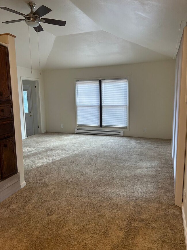 Building Photo - 3 Bedroom 2 Full Bath Home