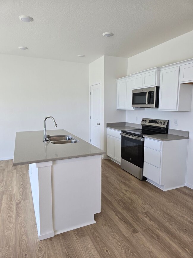 Building Photo - 5190 E Dorado Ave