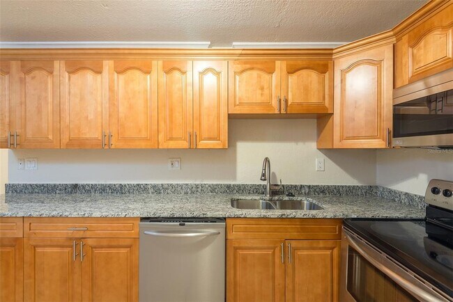 Building Photo - 5221 Bayshore Blvd