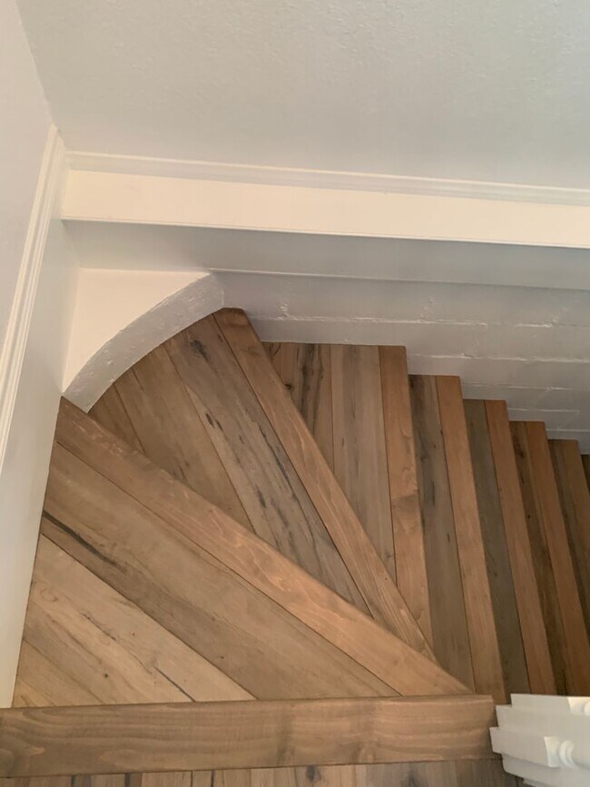 Building Photo - Charming 3+1 Canyon Country Cutie Nestled in the Hills!