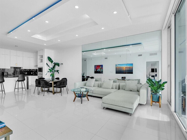 Building Photo - 2020 N Bayshore Dr