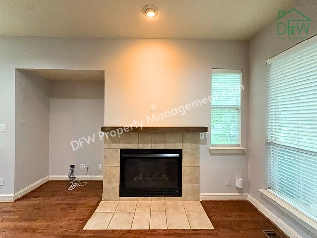 Building Photo - Elegant and Spacious 2-Bedroom Townhome with Rooftop View in Dallas