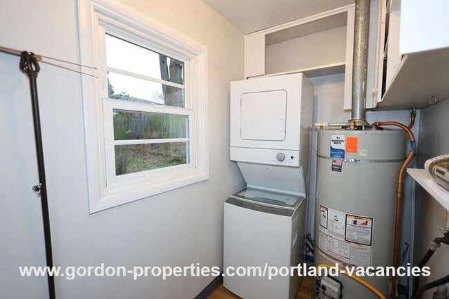 Building Photo - SE Flavel St - Woodstock 3 bedroom home with single car garage