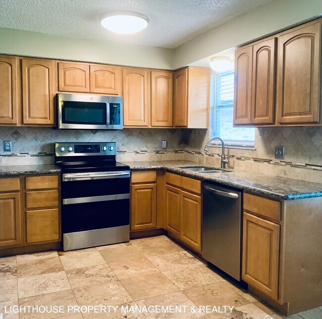Building Photo - Spacious 4-Bedroom, 2-Bath with Fenced Yar...