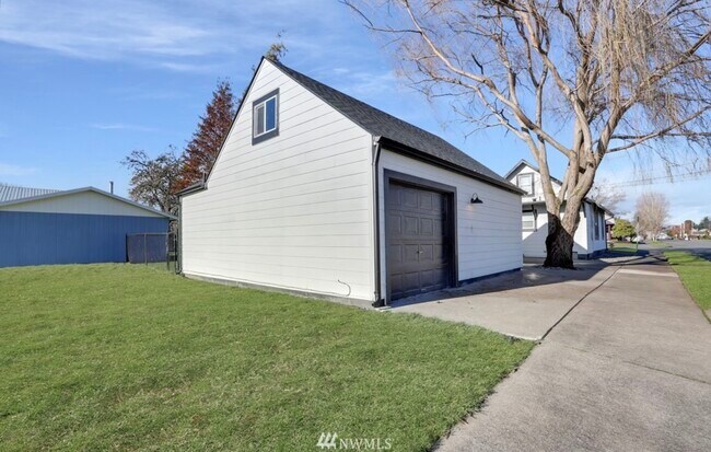 Building Photo - 1102 6th Ave SW