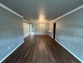 Building Photo - 2 BD/1.5 BATH MOVE IN NOVEMBER MINUTES FROM MCNAY ART MUSEUM!