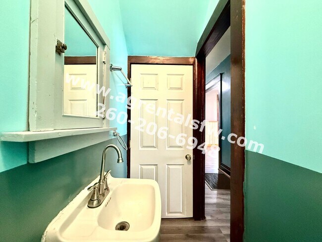 Building Photo - 116 E Pontiac St