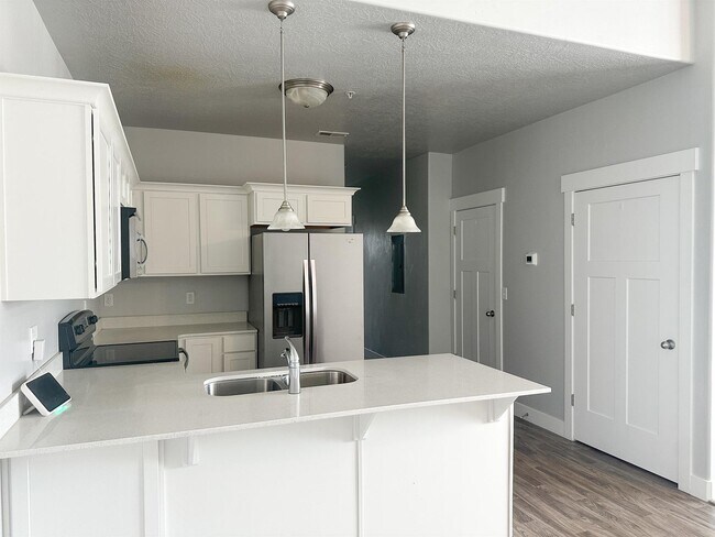 Building Photo - Newer Vineyard Condo for Rent! Next to Utah Valley University!!