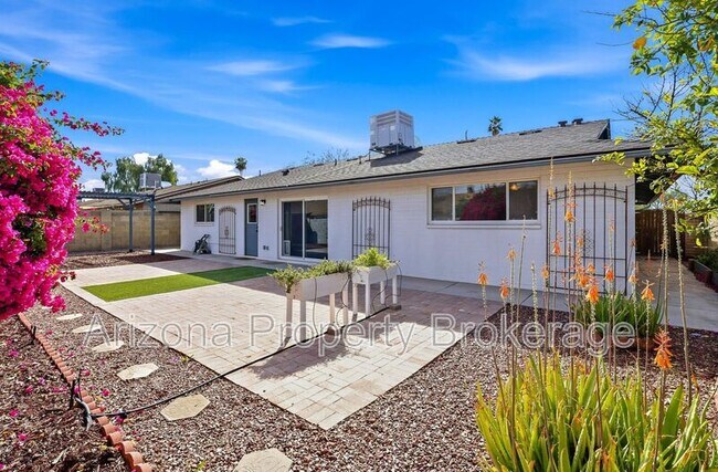 Building Photo - 1704 E Bell De Mar Dr