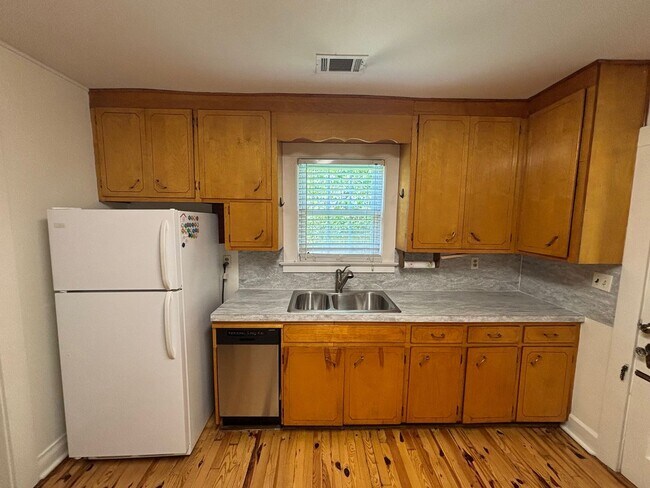 Building Photo - Charming 2 Bedroom 1 Bath House