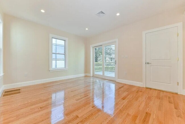 Building Photo - Modern Comfort Meets City Living – Stunnin...