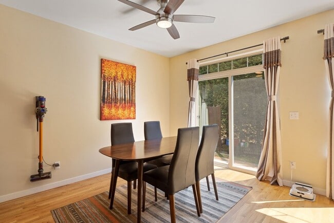 Building Photo - 3Bd/2.5Ba Kirkland Townhouse