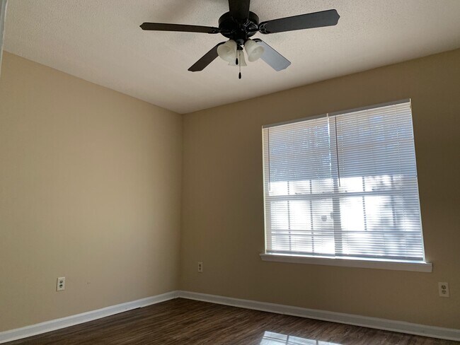 Building Photo - 814 Robin Hood Trail