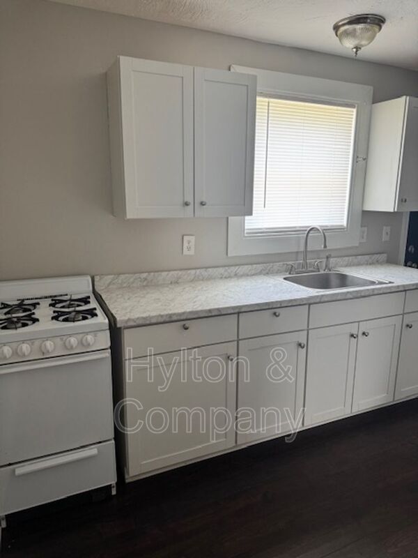Building Photo - 1703 Lamb Ave