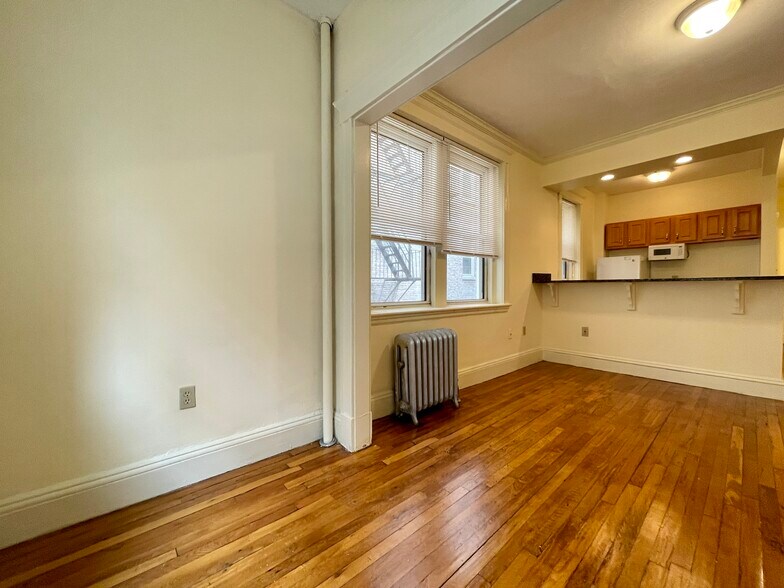 Building Photo - 61 Park Dr