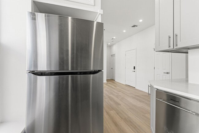 Building Photo - 419 5th St