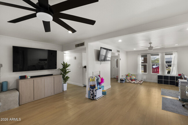 Building Photo - 2208 E Contessa Cir