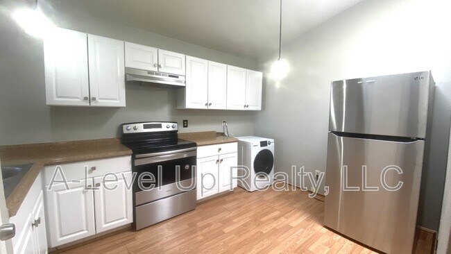 Building Photo - 419 E Thoroughbred St