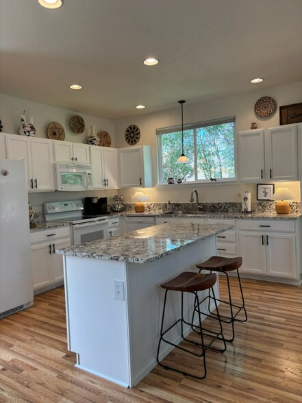 Building Photo - 2227 Milton Ln