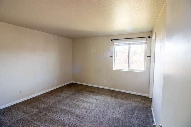 Building Photo - MOVE IN SPECIAL IF YOU SIGN LEASE BY 4/15/2026!!!!!!! Newly Updated 3/2 Home in SW Redmond