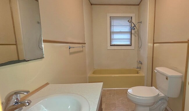 Building Photo - 2 Bedroom 2 Bathroom Duplex near Missouri State University! $825!
