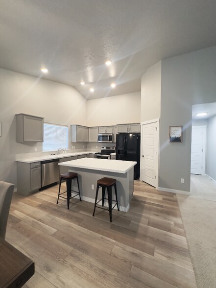 Building Photo - 10678 W Camas St