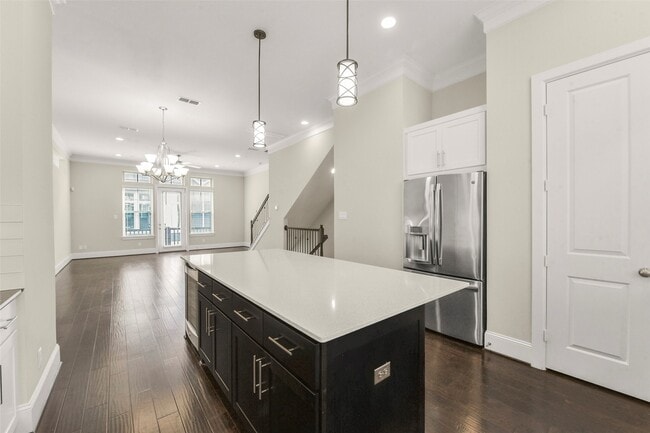 Building Photo - 734 N Shepherd Dr