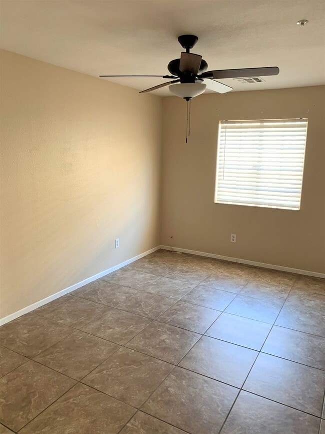 Building Photo - Clean 3 Bedroom 2 Bath