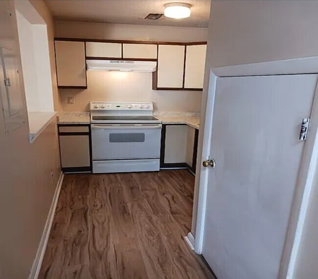 Building Photo - 1346 Bradley Dr