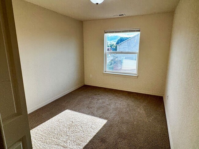 Building Photo - Spacious 3-4 Bedroom Home with Low Mainten...