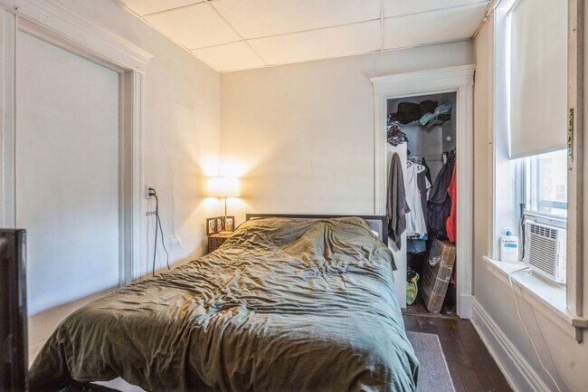 Building Photo - 3140 N Kenmore Ave