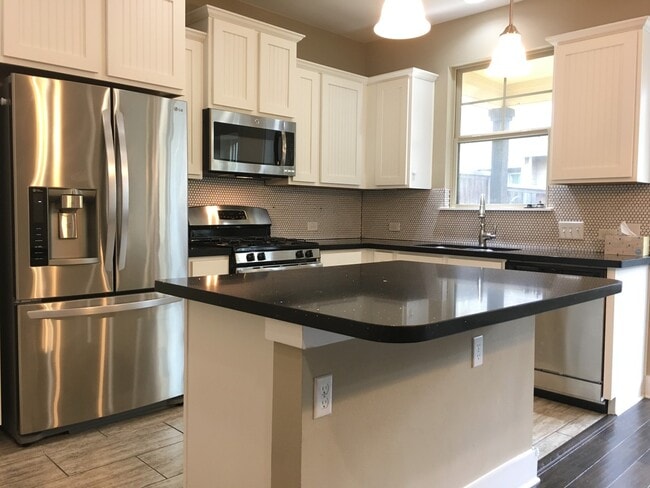 Building Photo - BEAUTIFUL TOWNHOUSE IN CRESTVIEW