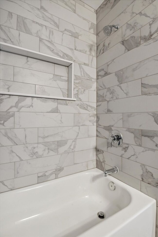 Building Photo - Available mid February - Fully Renovated 3B/2.5B Townhome in West Chester!