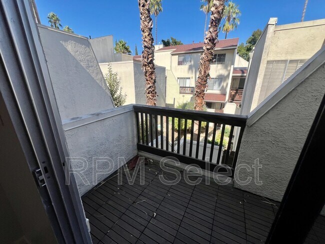 Building Photo - 2200 Laguna Cir