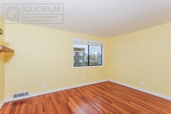 Building Photo - Spectacular Top Floor Condo with Stunning Views in Queen Anne