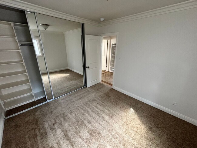 Building Photo - 210 Seaview St