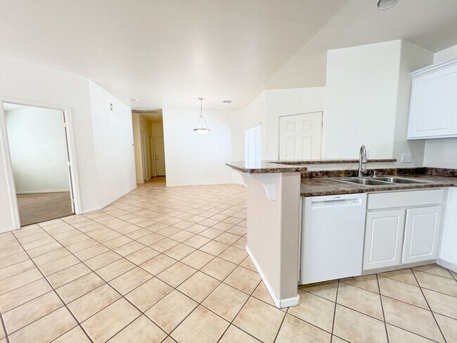 Building Photo - 4964 E Catalina Ct