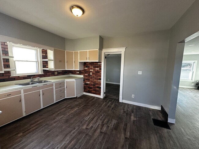 Building Photo - 1946 St Lawrence Ave