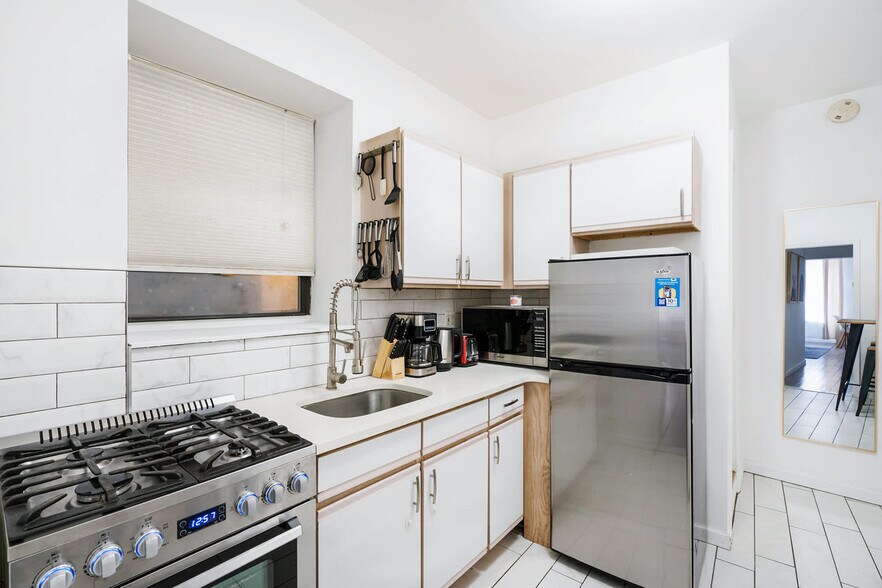 Building Photo - 428 W 47th St