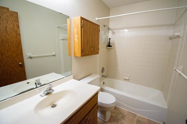 Building Photo - Upstairs condo with garage space in great NW location!